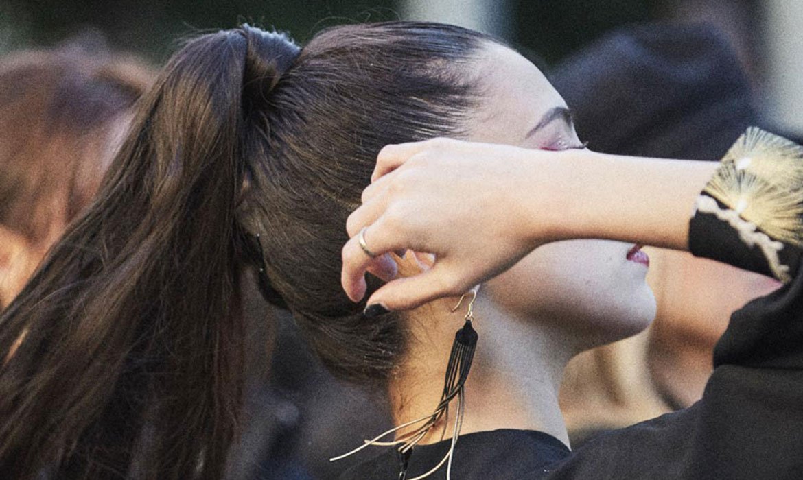 La coleta alta pulida es un peinado perfecto si quieres disimular que llevas el pelo sucio. Potencia su acabado tirante con la Laca Elnett de L’Oréal Paris y el resultado será infalible.